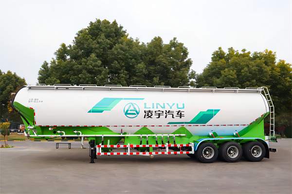 粉粒物料運(yùn)輸車的特點(diǎn)詳解！