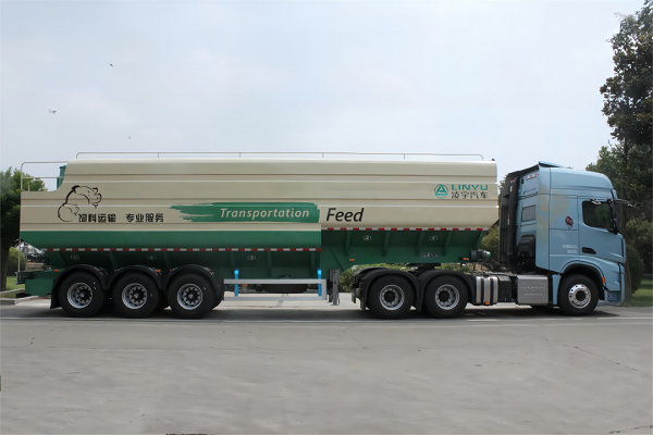 保障飼料運輸安全！散裝雛禽飼料運輸半掛車的特點及優(yōu)勢有哪些？